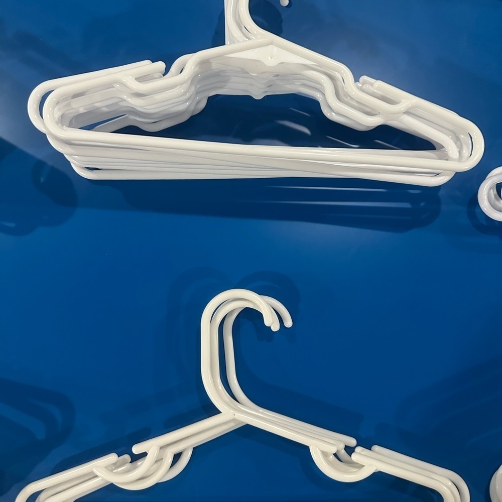 Lot of 65 children’s size plastic hangers. Variety - Picture 3 of 7